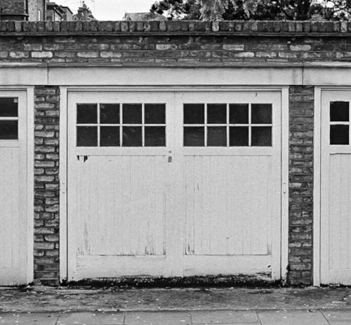 Witte garage poort met de ramen