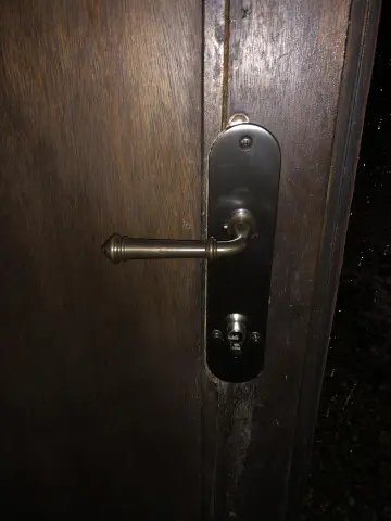 Bruine deur met de nieuwe slot