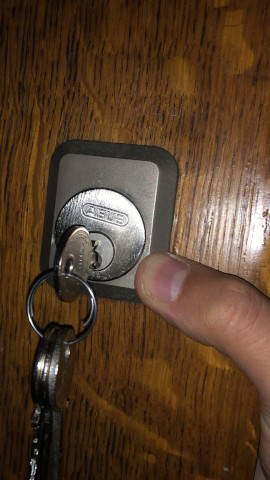 Bruine deur met sleutel in de slot